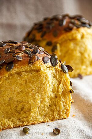 Kürbisbrot aus Weizensauerteig. Das in einer Kastenform gebackene Kürbisbrot hat eine fluffige, elastische und saftige Krume.