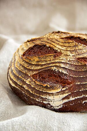 Die Kruste des Dinkelvollkornmischbrotes ist kräftig dunkelbraun ausgebacken.