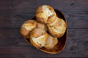 Die kräftig ausgebackenen Doppelbrötchen haben auf der Oberseite einen Kreuzschnitt.