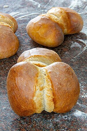 Kölner Röggelchen. Die Kölner Röggelchen sind an der Kontaktstelle rustikal aufgebrochen und gewähren einen kleinen Einblick in das helle Innere der Brötchen.