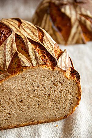 Ärpelbrot: kleinporig, elastisch und erdig-kartoffelig im Geschmack. Im Anschnitt lässt das Kartoffelbrot die kleinporige, elastische Krumenstruktur erkennen.