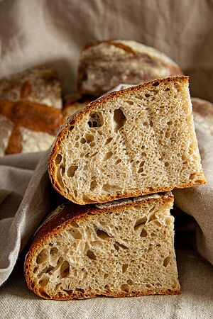 Tourte de Meule: luftig und locker. Im Anschnitt des Tourte de Meule wird die lockere, saftige Krume sichtbar.