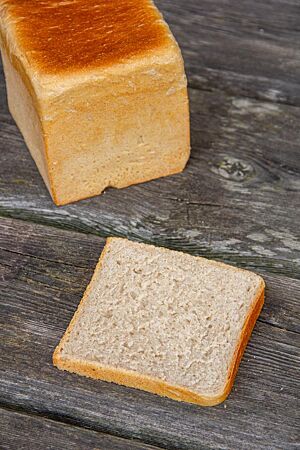 Das im Kasten gebackene Toastbrot hat eine hell ausgebackene, dünne Kruste und eine weiche, elastische Krume.