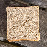 Die Krume des Toastbrotes ist weich, fluffig und hat eine gleichmäßige und feine Porung.