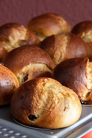 Brioche-Rosinen-Muffins. Die goldbraun ausgebackenen Brioche-Rosinen-Muffins liegen in einer Muffinform.