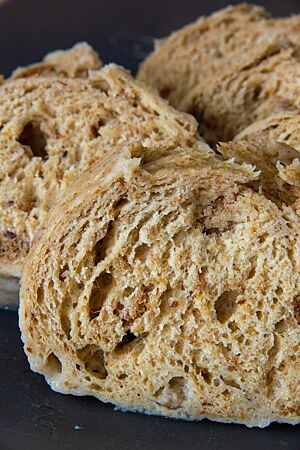 Böhmische Semmelknödel mit Biohefe. Die in Scheiben geschnittenen Semmelknödel zeigen die mittelporige, lockere Krume.