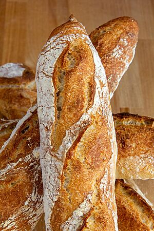 Die Baguettes haben eine goldbraun ausgebackene, knusprige Kruste.