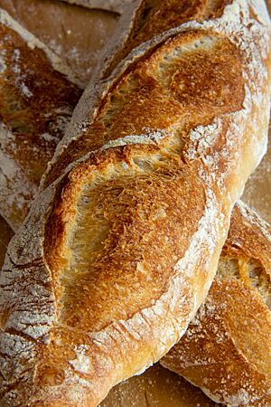 Ein Baguette zeigt gelungene Einschnitte und die goldbraun ausgebackene Kruste.