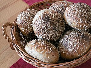 Wolgaster Schrotbrötchen. Die kraftig ausgebackenen und mit Schrot bestreuten Wolgaster Schrotbrötchen liegen in einem Korb.