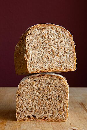 Das im Kasten gebackene Dinkelbrot zeigt im Anschnitt die kleinporige, lockere Krume umgeben von der dünnen Kruste.