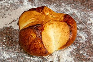 Osterpinze. Die goldbraun ausgebackene Osterpinze ist sternförmig eingeschnitten.