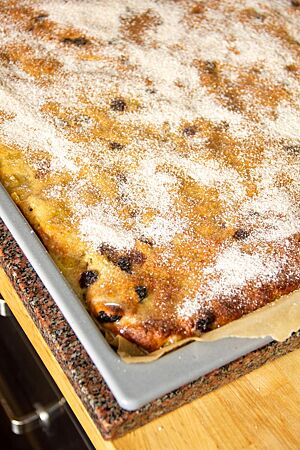 Weihnachtlicher Kartoffelkuchen (2012). Der gebutterte Kartoffelkuchen ist mit einer weißen Zimtzuckerschicht bestreut.