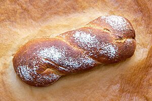 Malzbrot (neu). Das kräftig ausgebackene Malzbrot mit leicht bemehlter Kruste wurde zu einem Zopf verdreht.