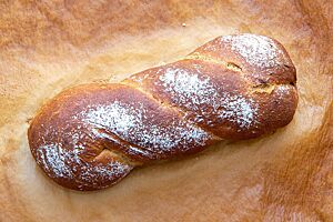 Das kräftig ausgebackene Malzbrot mit leicht bemehlter Kruste wurde zu einem Zopf verdreht.