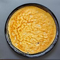 Herrlich fluffig und goldgelb ausgebacken liegt die Neudorfer Eierschecke in einer runden Kuchenform.