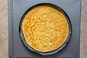 Neudorfer Eierschecke. Herrlich fluffig und goldgelb ausgebacken liegt die Neudorfer Eierschecke in einer runden Kuchenform.