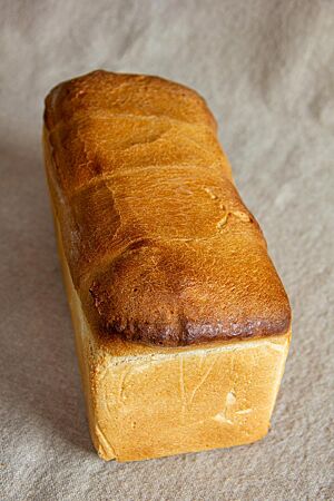 Das in der Kastenform gebackene Toastbrot hat eine glatte, glänzende Oberfläche.