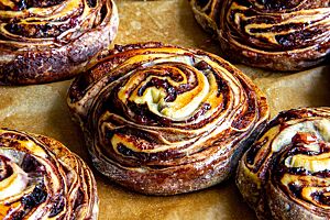 Die herrlich saftigen und glänzenden Schnecken liegen ausgebacken auf dem Backpapier.