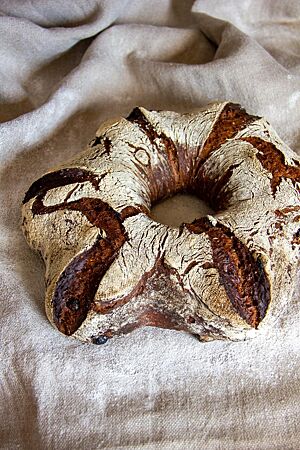 Das sternförmige Weihnachtsbrot liegt auf einem Leinentuch.