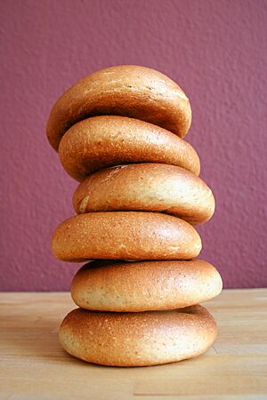 Sechs Bagels wurden zu einem Turm gestapelt.