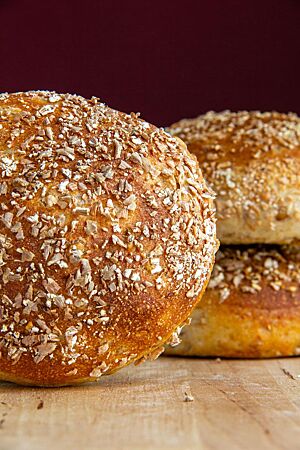 Die goldbraun ausgebacken, in Schrot gewälzten Brötchen haben eine glatte Kruste.