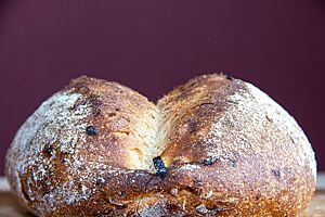 Kartoffelbrot mit gerösteten Zwiebeln. Das kräftig ausgebackene, leicht bemehlte Kartoffelbrot hat die Form eines Pain Fendu.