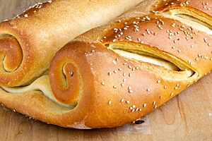 Baguette Tourbillon. Ein von beiden Seiten zur Mitte hin aufgerolltes Baguette Tourbillon zeigt seitlich die entstandenen Schneckenwindungen.