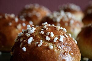 Die goldbraun ausgebackenen Briochettes à la Ricotta haben eine glänzende und mit Hagelzucker bestreute Kruste.