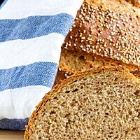 Im Anschnitt zeigt das Griechische Brot die kleinporige und weiche Krume.