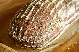 Meerrettichbrot. Das Meerrettichbrot hat eine kräftig ausgebackene, leicht bemehlte und relativ glatte Kruste. Die Einschnitte, die vor dem Backen gesetzt wurden, sind kaum noch zu sehen.