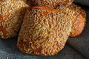 Joghurt-Sesam-Brötchen. Die Joghurt-Sesam-Brötchen sind goldbraun ausgebacken und mit Sesam bestreut