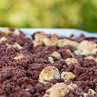 Der Wolgaster Pflaumenkuchen ist mit einer dicken Schicht goldgelber und kakaobrauner Streuseln bedeckt.