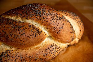 Das schwedische Weißbrot mit aufgesetztem Zopf hat eine goldbraun ausgebackene und mit Mohn bestreute Kruste.