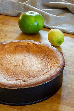 Die in der Springform gebackene Quarktorte zeigt eine glatte, goldbraun gefärbte Oberfläche.