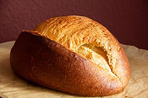 La Gâche Vendéenne. Die länglich geformte und goldbraun ausgebackene Gâche Vendéenne ist der Länge nach mittig eingeschnitten und dort während des Backens unsymmetrisch weit aufgerissen.