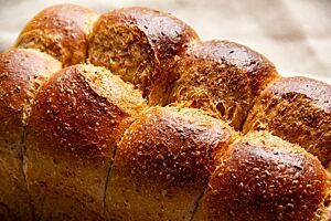 Toastbrot mit Roggenschrot. Das goldbraun ausgebackene Toastbrot mit Roggenschrot hat eine mehrfach gewölbte Oberfläche.