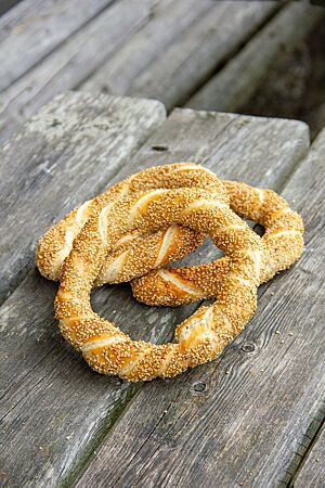 Die in sich verdrehten und zu Ringen geformten Simit sind goldgelb ausgebacken.