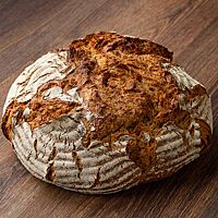 Das Alles-muss-weg-Brot hat eine knusprige, kräftig ausgebackene Kruste.