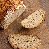 Angeschnitten zeigt das Alles-muss-weg-Brot seine lockere Krume umgeben von der knusprigen Kruste.