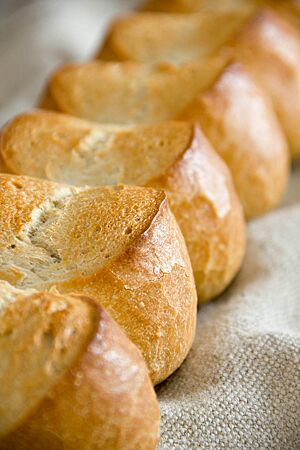 Das Schweizer Brot, bestehend aus sechs aneinandergebackenen Weizenbrötchen, ist goldgelb ausgebacken und hat eine gefensterte Kruste.