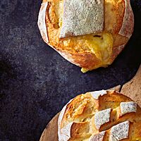 Zwei Camembert-Brote wurden quadratisch bzw. rautenförmig eingeschnitten.