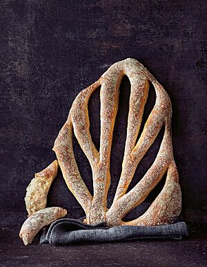 Durch die vielen Einschnitte erhält das Brot seine typische Form und viel Kruste.