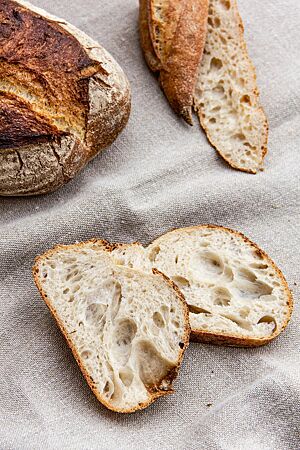 Das Sourdough Bread hat eine grobporige, luftig-lockere Krume, umgeben von einer krossen Kruste.