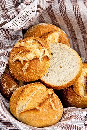 Die rustikal aufgerissenen Frühstücksbrötchen mit knuspriger Kruste haben eine elastische, feinporige Krume.