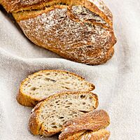Das gedrehte Brot hat eine krosse Kruste und eine wunderbar saftige, elastische Krume.