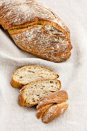 Das gedrehte Brot hat eine krosse Kruste und eine wunderbar saftige, elastische Krume.