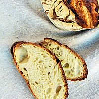 Das Durum-Brot hat eine kräftig ausgebackene Kruste voller Aromen und eine luftig-lockere Krume.