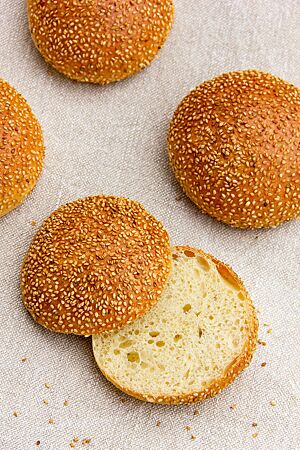 Die Hamburger Buns haben eine fluffige, feinporige Krume und eine goldbraun ausgebackene, mit Sesam bestreute Kruste.