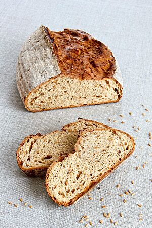 Das kräftig ausgebackene, rustikal aufgerissene Einkorn-Joghurt-Brot hat eine lockere, helle Krume.