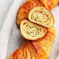 Die Croissants haben einen wunderbaren Geschmack und eine lockere, elastische Krume.